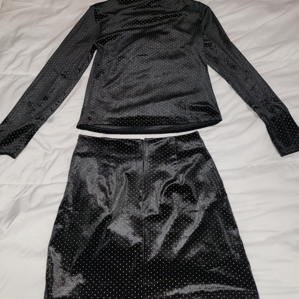 Is a Beautiful set with Fashion Top and Short Skirt. The Size is Small.